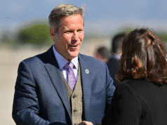 O prefeito de Albuquerque, Tim Keller, conquistou um terceiro mandato contra Darren White