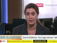 O jornalista da Sky News David Walliams faz o juramento ao vivo durante a reportagem