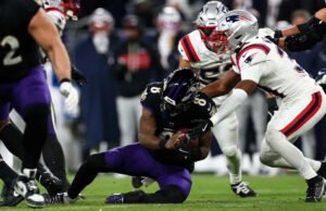 Lamar Jackson deixa a derrota precoce dos Ravens para os Patriots devido a uma lesão nas costas