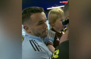 O filho de Kelly Osbourne, Ozzy, se tornou mascote do querido esporte Aston Villa