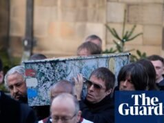 Estrelas da música e do futebol de Manchester se reúnem para a música fúnebre do homem do Stone Roses