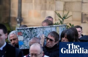 Estrelas da música e do futebol de Manchester se reúnem para a música fúnebre do homem do Stone Roses