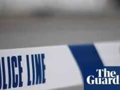 Um homem na Grã-Bretanha foi acusado, juntamente com outros cinco, de cometer crimes sexuais contra a sua esposa. notícias do Reino Unido