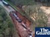 Imagens de drone mostram barcos afundando em um enorme buraco em Shropshire – vídeo | Shropshire