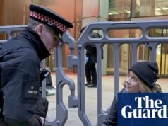 Greta Thunberg presa em Londres por causa do cartaz ‘Prisioneiros de Ação Palestina’. notícias do Reino Unido