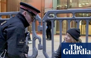 Greta Thunberg presa em Londres por causa do cartaz ‘Prisioneiros de Ação Palestina’. notícias do Reino Unido