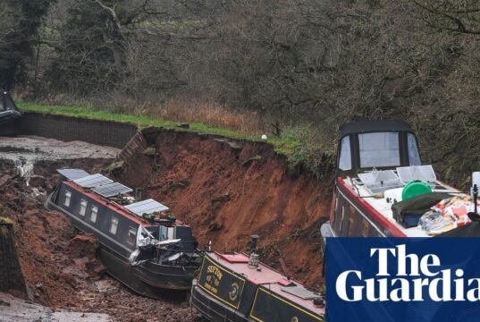 Rachadura no Canal de Shropshire devido ao colapso do aterro artificial. Shropshire