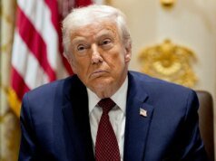 Arquivos de Epstein contêm alegações falsas sobre Trump, alerta DOJ