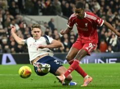 Thomas Frank passa por Micky van de Ven após um desarme de Alexander Isak