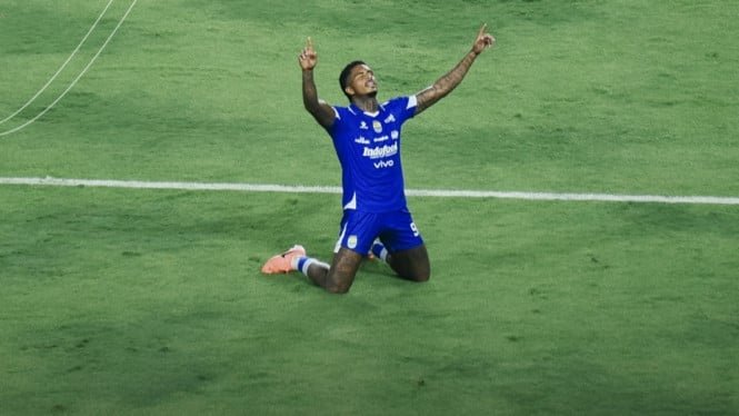 1766639462_694810fc4caa9-pemain-persib-bandung-ramon-tanque_665_374.jpg