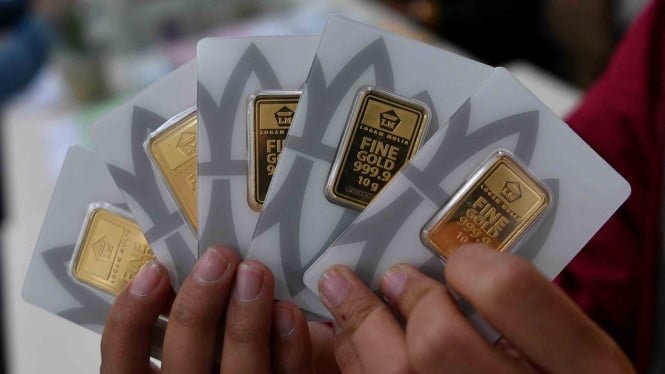 1767155544_5c348e0755540-konsumen-menunjukkan-emas-batangan-yang-dibelinya-di-butik-emas-logam-mulia-ged_665_374.jpg
