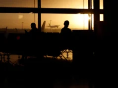 Polícia britânica prende homem após briga no estacionamento do aeroporto de Heathrow