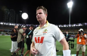 O capitão da Austrália, Smith, ri da discussão acalorada com Archer