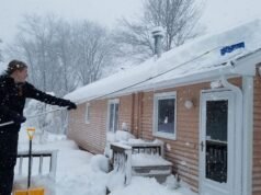 Quando neva, tiro o ancinho do telhado. É assim que evitamos que a água entre em casa.