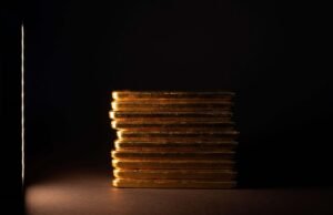 Ouro brilha, mas blue chips lutam em negociações calmas