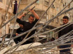 Desesperados, os habitantes de Gaza retiram barras de ferro dos escombros, erguem tendas e ganham a vida.