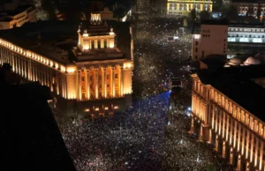 Milhares de pessoas reúnem-se novamente na Bulgária para exigir a demissão do governo