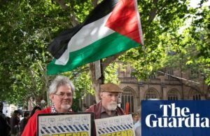 Centenas de pessoas manifestam-se em Sydney contra as alterações propostas às leis de protesto. ataque terrorista na praia de bondi