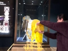 Torre de Londres fechada após ‘fatias de creme e maçã’ serem jogadas em caixa contendo joias da Coroa do Reino Unido