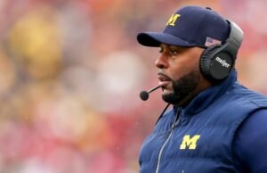 Ex-técnico de futebol do Michigan preso horas depois de ser demitido por suposto ‘relacionamento impróprio’ com funcionário