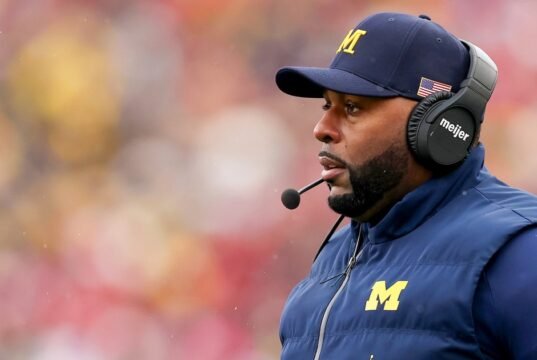 Ex-técnico de futebol do Michigan preso horas depois de ser demitido por suposto ‘relacionamento impróprio’ com funcionário