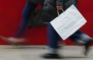 Os gastos ajudaram a impulsionar o crescimento económico de 4,3% entre julho e setembro, mostrou o relatório atrasado do PIB