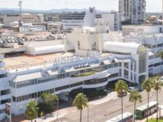 Um homem acusado de agredir sexualmente mulheres jovens em salões de massagens em shopping centers populares em Queensland