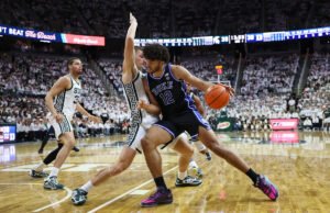 O nº 4 Duke derrota o nº 7 do Michigan State e vence o terceiro confronto consecutivo para permanecer invicto