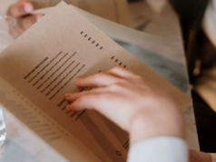 Câmara aprova lei sobre cardápios físicos e braille em restaurantes de Santos, SP