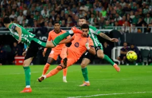 Torres marca três gols como batedor do Barcelona, Betis 5-3