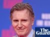 Liam Neeson nega opiniões antivax após narrar o documentário da Covid Liam Neeson