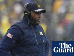 Michigan demite a técnica Sharon Moore por ‘relacionamento inapropriado’ com um membro da equipe de futebol universitário