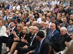 PM enfrenta manifestantes furiosos na vigília do ataque terrorista em Bondi