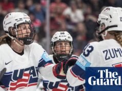 As mulheres dos EUA marcam um recorde de 10 gols ao vencer o Canadá na série de rivalidade. hóquei no gelo
