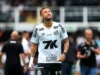 Neymar passa por cirurgia no joelho após ajudar Santos a evitar queda
