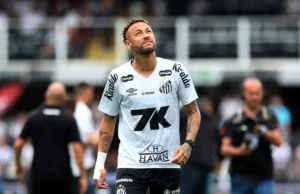 Neymar passa por cirurgia no joelho após ajudar Santos a evitar queda