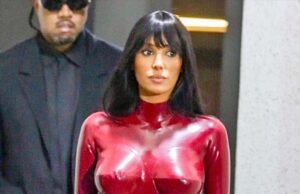 Bianca Sensori parece uma estranha femme fatale em macacão vermelho