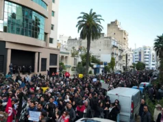 Tunisinos intensificam protestos contra a repressão do governo de Saied aos dissidentes