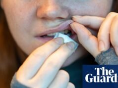 A pesquisa descobriu que um em cada oito adolescentes entre 14 e 17 anos na Grã-Bretanha usou bolsas de nicotina. Saúde