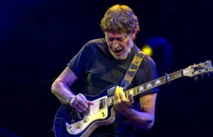 O cantor britânico Chris Rea morre aos 74 anos, poucos dias antes do Natal