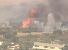 Moradores foram instruídos a evacuar enquanto duas emergências de incêndio ameaçam propriedades em Perth