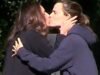Jennifer Garner beija uma amiga – veja a foto!