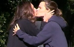 Jennifer Garner beija uma amiga – veja a foto!