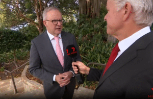 O primeiro-ministro Anthony Albanese cita a proibição das redes sociais como sua conquista de maior orgulho em conversa com Mark Riley do 7NEWS