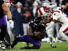 Lamar Jackson deixa o jogo Ravens-Patriots no primeiro tempo devido a uma lesão nas costas