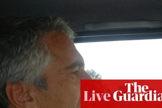 Novo lote de arquivos de Epstein divulgado inclui mais menções a Trump – US Politics Live | Notícias dos EUA