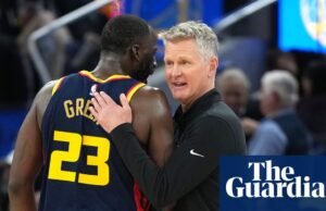 Draymond Green deixa a quadra após acalorada altercação com Kerr durante a vitória do Warriors no Golden State Warriors