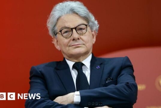 EUA negam vistos a ex-comissário da UE e outros por causa de regras de mídia social