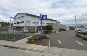 Corpo de mulher encontrado dentro de carro em frente à delegacia de polícia de Lake Illawarra em NSW