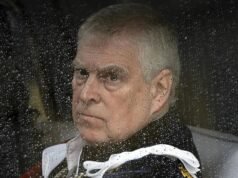 Ex-príncipe Andrew entrega licença de porte de arma após visita policial